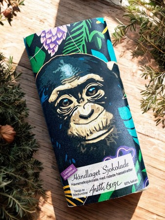 *Limited Art Edition* Håndlaget Sjokolade med havremelkpulver og ristede hasselnøtter.