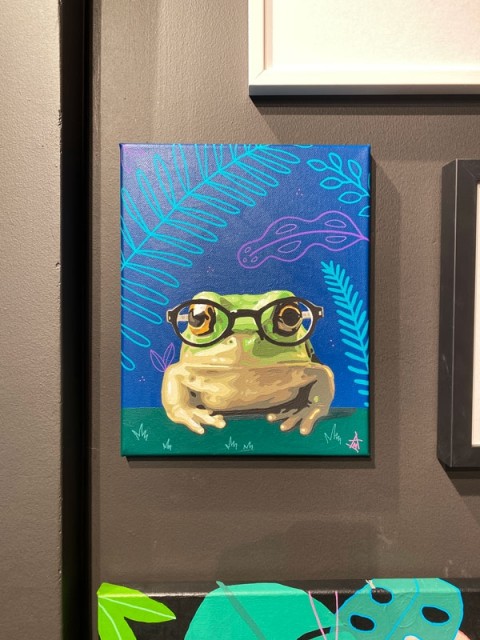 Frosk med briller som ser rett mot betrakteren.