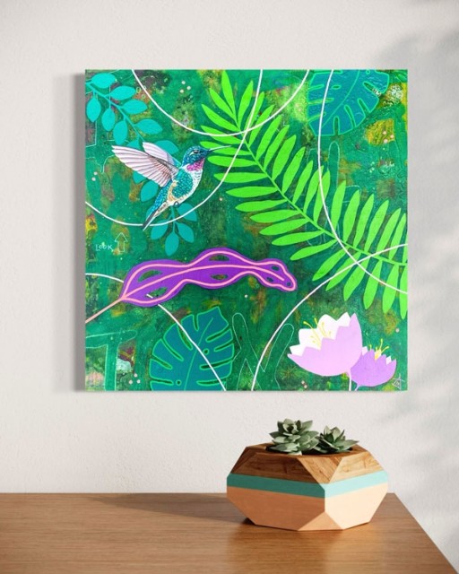 Interiør med maleriet Urban jungle. Colibri som svever i en jungel.